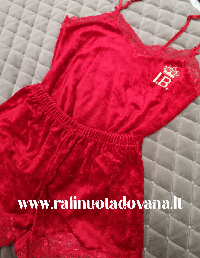 Raudonos spalvos pižama su siuvinėta raide ar inicialais