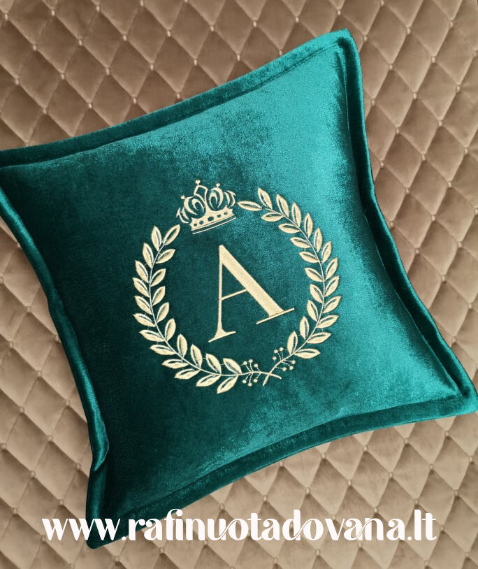 Siuvinėta veliūrinė pagalvėlė su inicialais (smaragdinė)