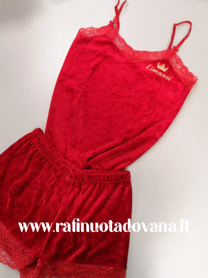 Raudonos spalvos pižama su vardu