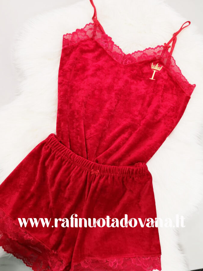 Raudonos spalvos pižama su siuvinėta raide ar inicialais IR KARŪNA
