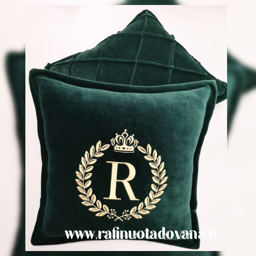 Siuvinėta veliūrinė pagalvėlė su inicialais ir dekoruota nugarėle (Smaragdinė)