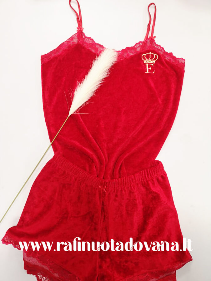 Raudonos spalvos pižama su siuvinėta raide ar inicialais IR kitokia KARŪNA