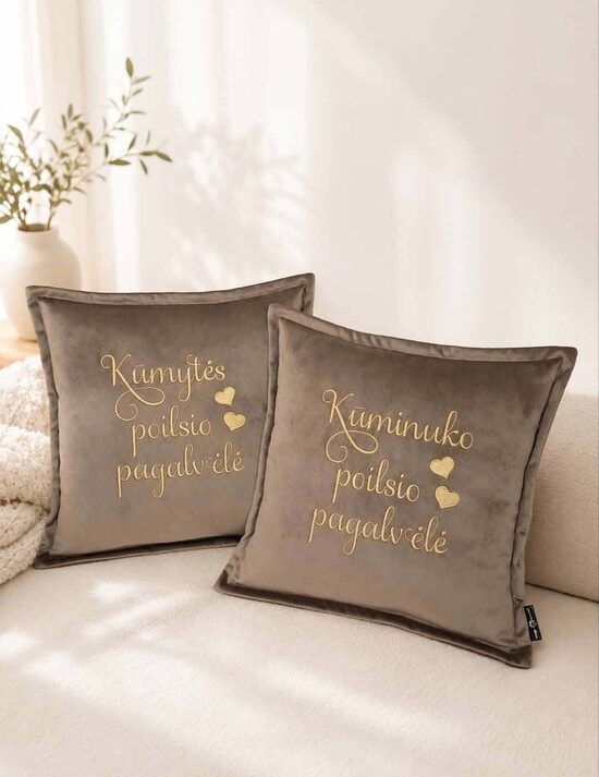 Siuvuinėta krikštatėvių poilsio pagalvėlė