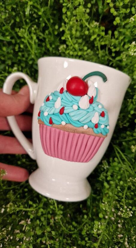 Puodelis dekoruotas Keksiuku su vyšnia