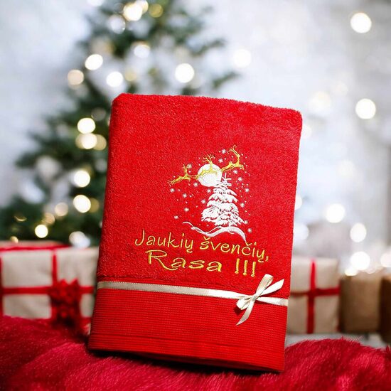 Siuvinėtas rankšluostis su vardu Jaukių švenčių - raudonas