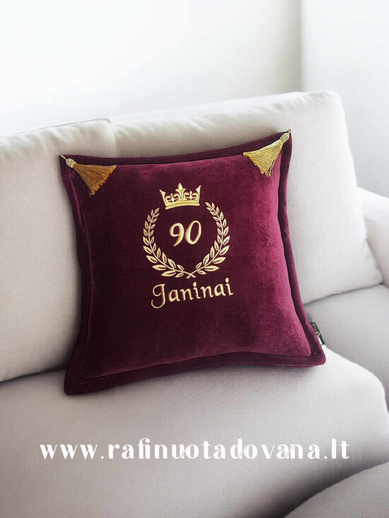 Siuvinėta veliūrinė pagalvėlė 90 (galima pasirinkti kitą skaičių ir vardą)