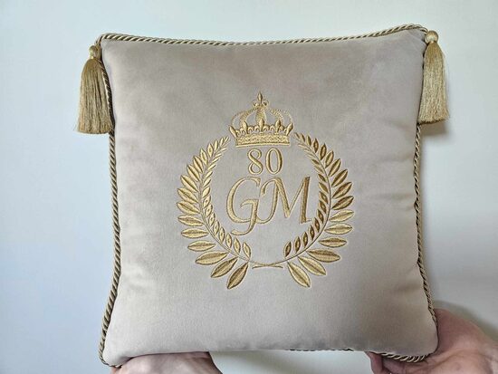 Siuvinėta JUBILIEJINĖ pagalvė su skaičiumi ir inicialais