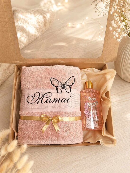 Dovanų rinkinys: personalizuotas rankšluostis (140×70) ir dušo želė (Rožinė)