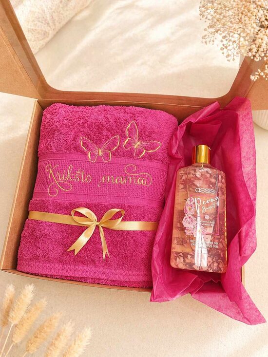 Dovanų rinkinys: personalizuotas rankšluostis (140×70) ir dušo želė (Ryškiai rožinė)