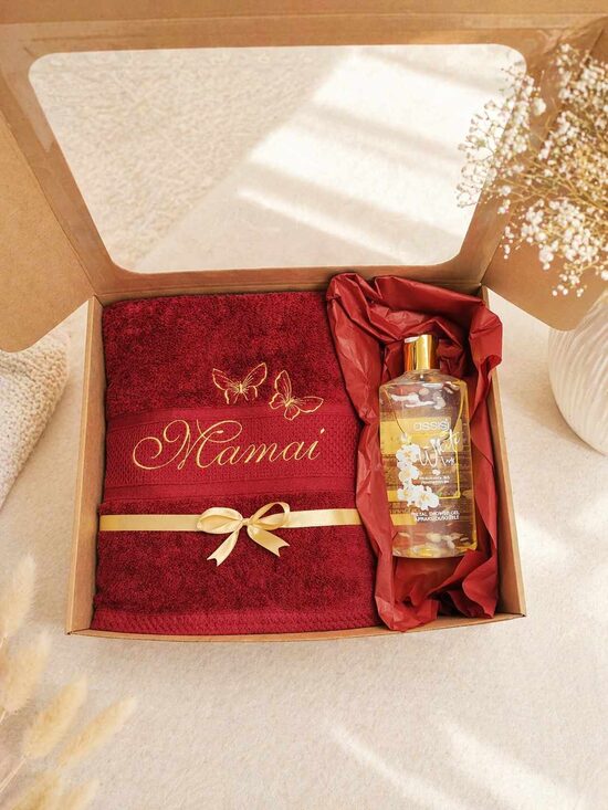 Dovanų rinkinys: personalizuotas rankšluostis (140×70) ir dušo želė (Bordo)