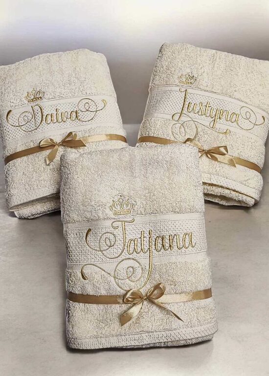 Siuvinėti rankšluosčiai 70x140 cm VARDAS SU KARŪNA (YRA KITŲ SPALVŲ PASIRINKIMAS)