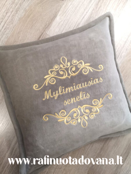 Siuvinėta veliūrinė pagalvėlė Seneliui (šviesi)