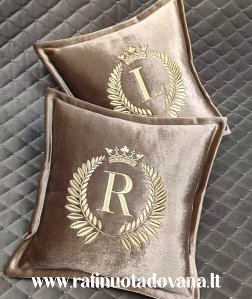Siuvinėta veliūrinė pagalvėlė su inicialais (RUSVA)