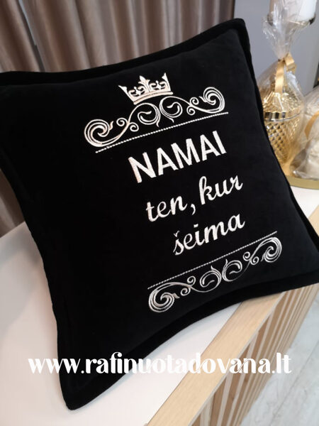 Siuvinėta pagalvėlė "Namai ten kur šeima"
