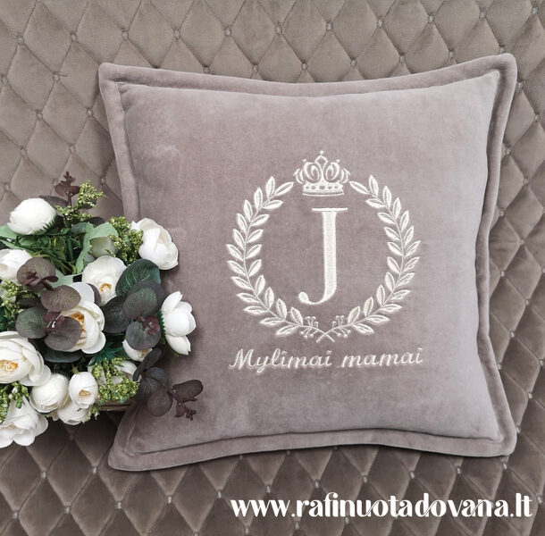 Siuvinėta pagalvėlė Mylimai mamai su raide rėmelyje