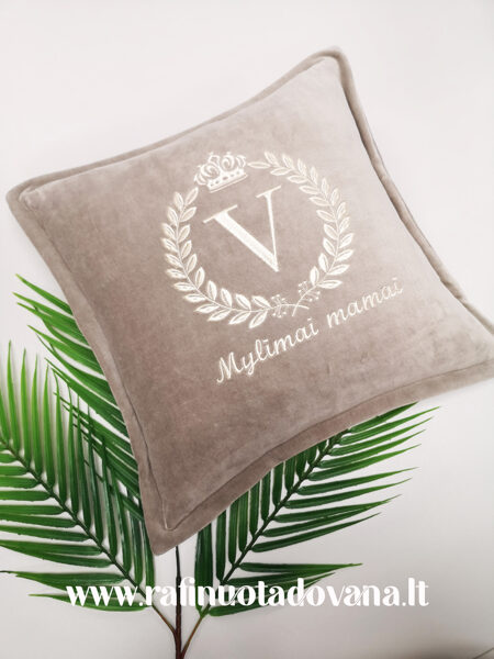 Siuvinėta veliūrinė pagalvėlė Mylimai mamai su raide rėmelyje