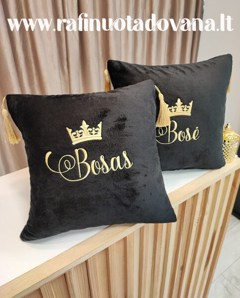 Siuvinėta veliūrinė pagalvėlė Bosas arba Bosė