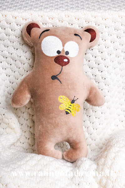 Rankų darbo siuvinėtas meškiukas Nr. 3