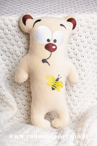 Rankų darbo siuvinėtas meškiukas Nr. 2