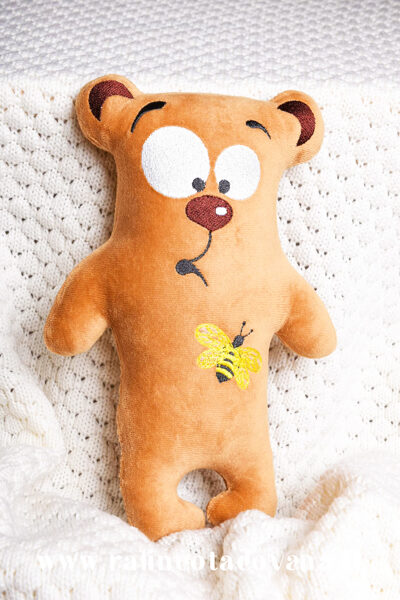 Rankų darbo siuvinėtas meškiukas Nr. 1