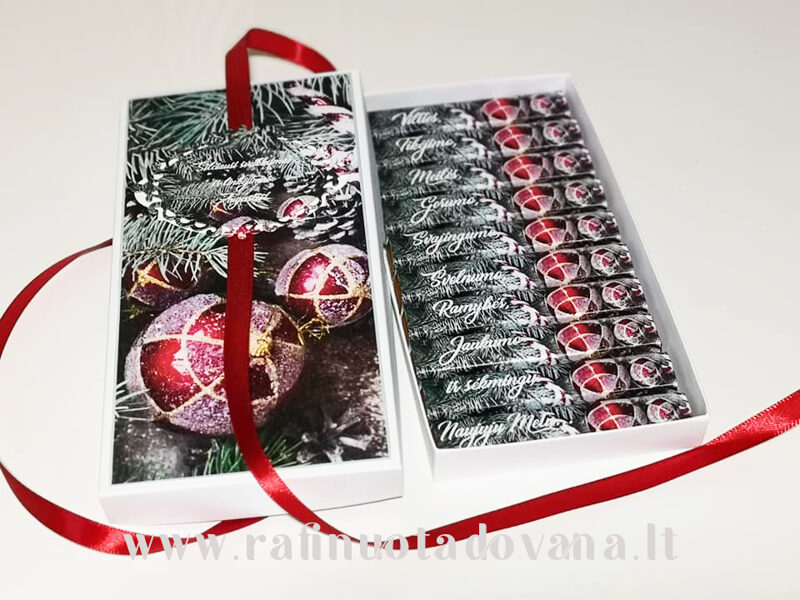 Kalėdinis sveikinimas dekoruotoje dėželėje