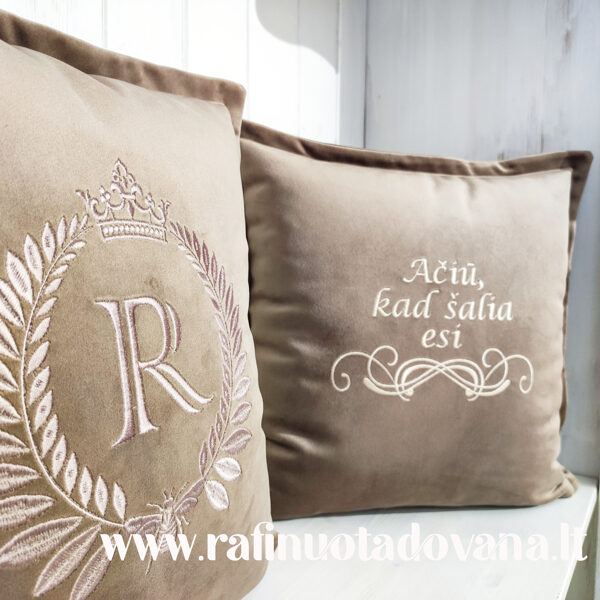 Siuvinėta pagalvėlė - SU RAIDE ir/arba Jūsų tekstu (Rusva)