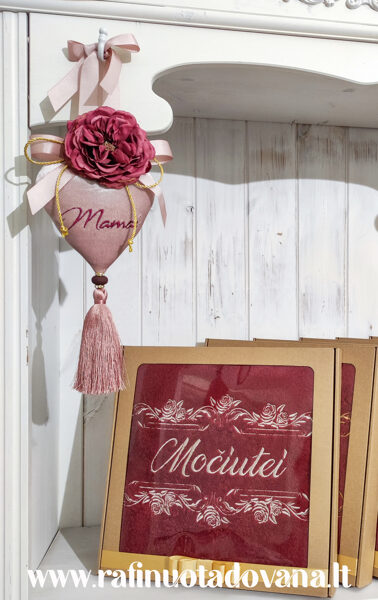 Baltu siuvinėjimu rankšluostis Močiutei